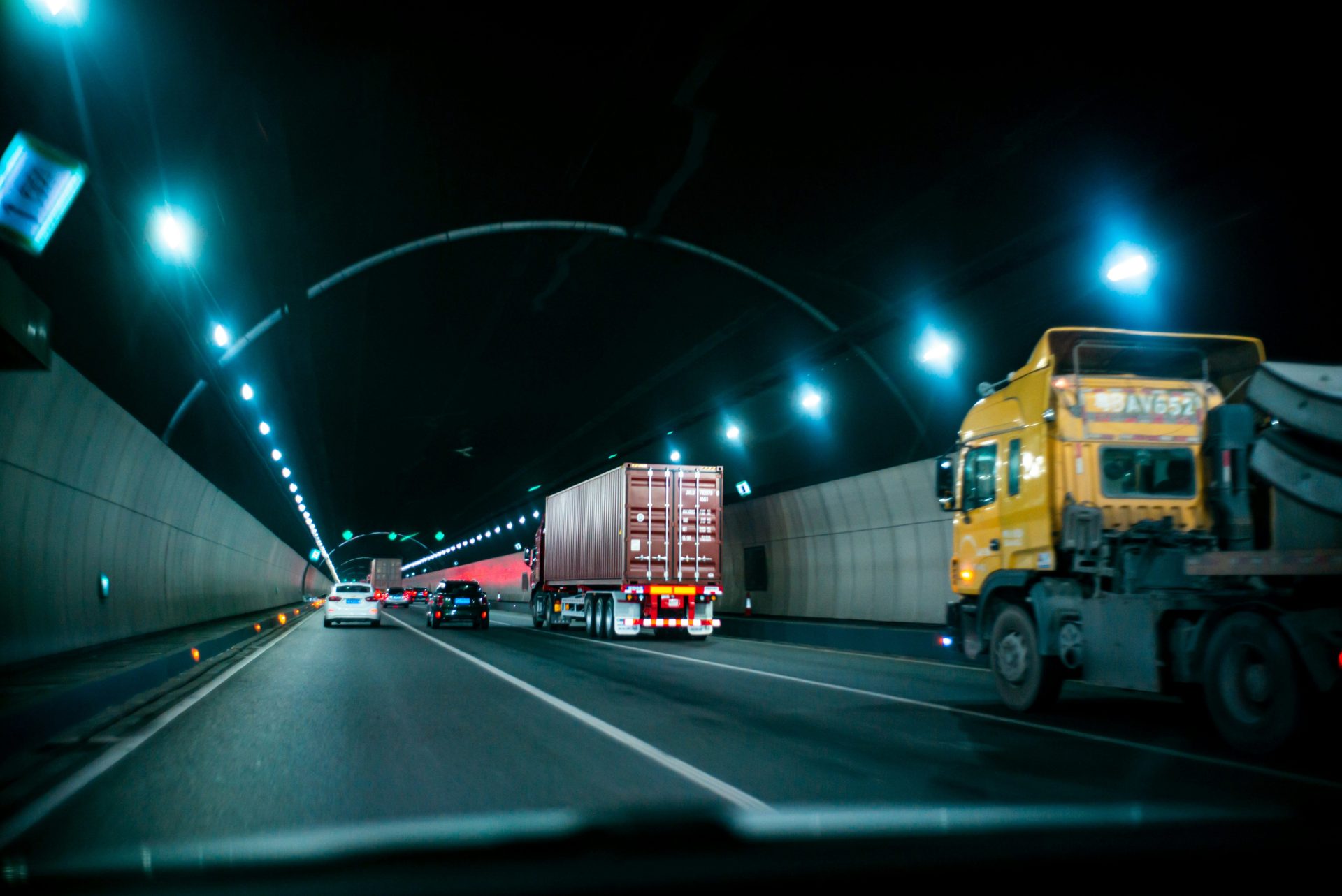Camion jaune sur la route de nuit