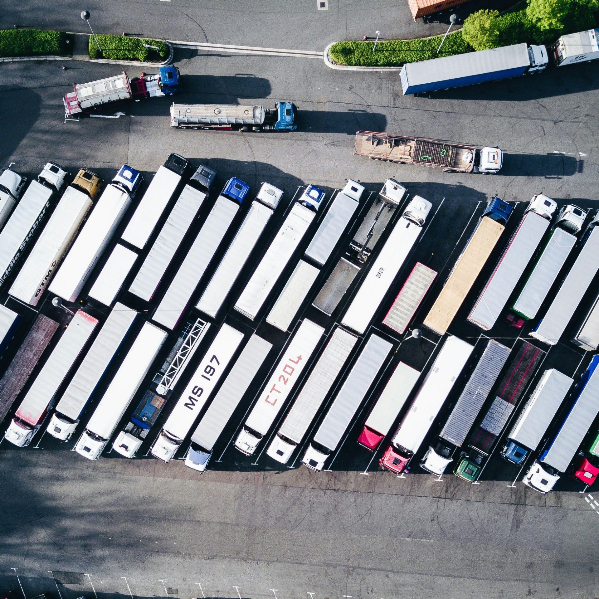 Vue aérienne d'un parc de camions de transport de marchandises