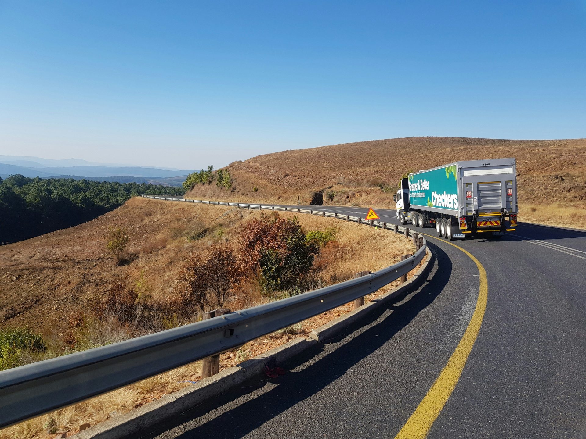 Camion blanc et bleu sur la route en journée