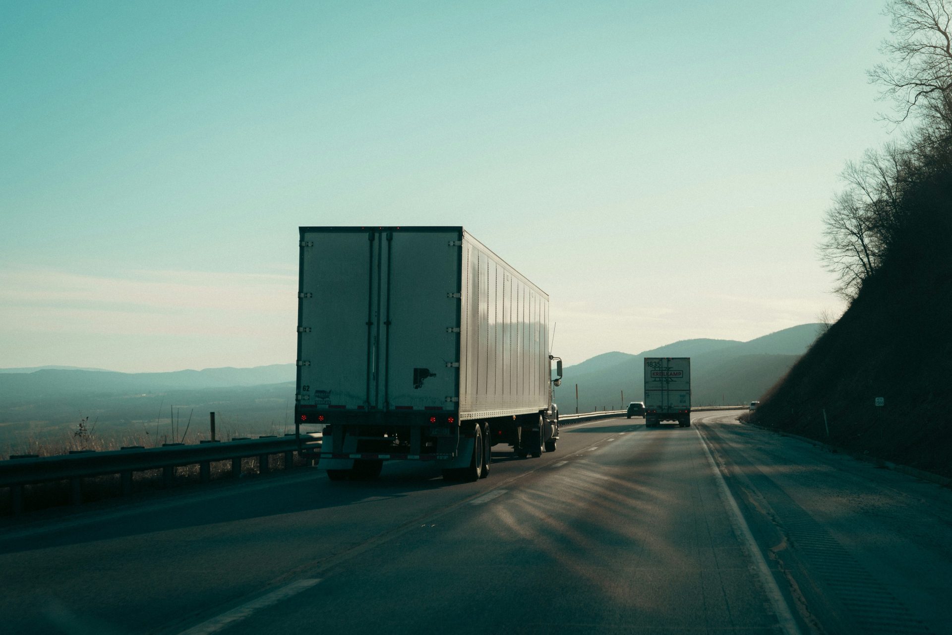 Deux semi-remorques circulant sur une autoroute.